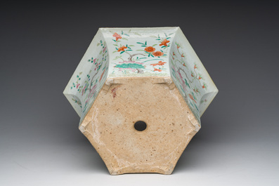 Jardini&egrave;re hexagonale en porcelaine de Chine famille rose &agrave; d&eacute;cor floral, 19&egrave;me si&egrave;cle