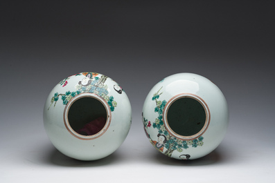 Paire de pots couverts en porcelaine de Chine qianjiang cai &agrave; d&eacute;cor de dames et d'enfants dans un jardin de palais, 19&egrave;me/20&egrave;me si&egrave;cle
