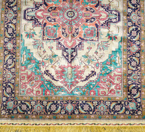 Een Perzisch zijden Tabriz tapijt met een Heriz decor, 20ste eeuw