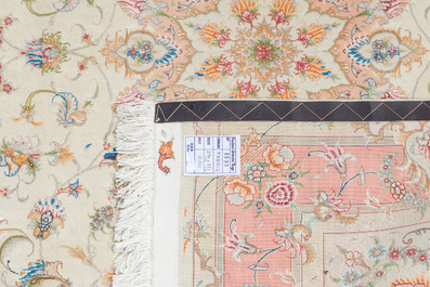 Een Perzisch Tabriz tapijt met floraal decor, gesigneerd Norozi, wol, katoen en zijde, 20ste eeuw