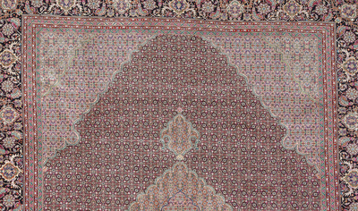 Een Perzisch Tabriz tapijt met floraal decor, wol, katoen en zijde 20ste eeuw