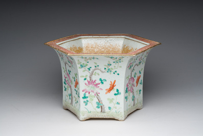 Jardini&egrave;re hexagonale en porcelaine de Chine famille rose &agrave; d&eacute;cor floral, 19&egrave;me si&egrave;cle