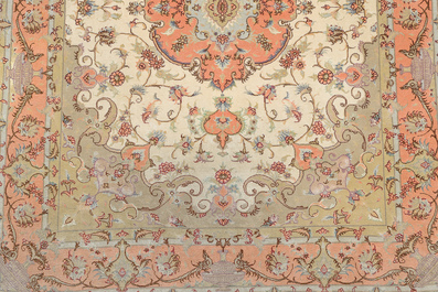 Een Perzisch Tabriz tapijt met floraal decor, wol, katoen en zijde 20ste eeuw