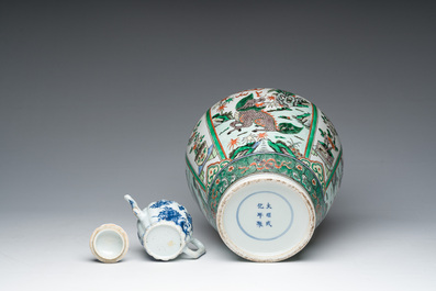 Een gevarieerde collectie Chinees famille rose, famille verte en blauw-wit porselein, 18de eeuw en later