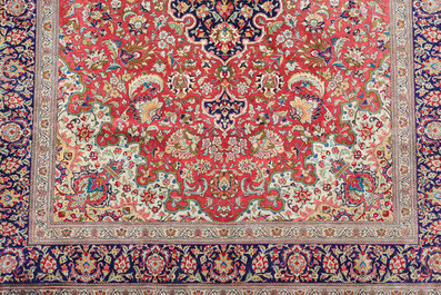 Een Perzisch Qom (Qum/Ghom) zijden tapijt met floraal decor, 20ste eeuw