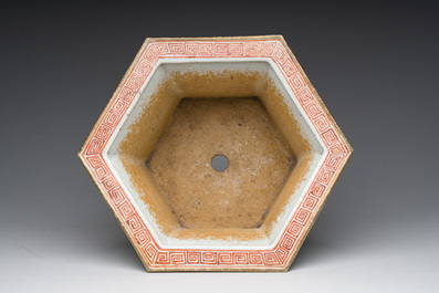 Jardini&egrave;re hexagonale en porcelaine de Chine famille rose &agrave; d&eacute;cor floral, 19&egrave;me si&egrave;cle