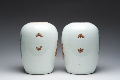 Paire de pots couverts en porcelaine de Chine qianjiang cai &agrave; d&eacute;cor de dames et d'enfants dans un jardin de palais, 19&egrave;me/20&egrave;me si&egrave;cle