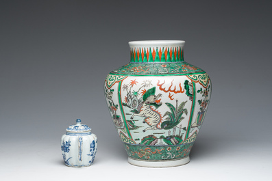 Een gevarieerde collectie Chinees famille rose, famille verte en blauw-wit porselein, 18de eeuw en later