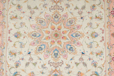 Een Perzisch Tabriz tapijt met floraal decor, gesigneerd Norozi, wol, katoen en zijde, 20ste eeuw