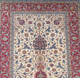 Een Perzisch Isfahan tapijt met floraal decor, wol en zijde op zijde, 20ste eeuw
