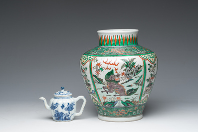 Een gevarieerde collectie Chinees famille rose, famille verte en blauw-wit porselein, 18de eeuw en later