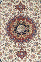 Een Perzisch Tabriz tapijt met floraal decor, wol op katoen, 20ste eeuw