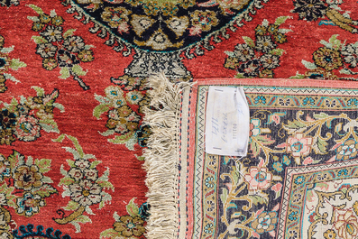 Twee Perzische Qom (Qum/Ghom) zijden tapijten met floraal decor, 20ste eeuw