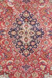 Een Perzisch Qom (Qum/Ghom) zijden tapijt met floraal decor, 20ste eeuw