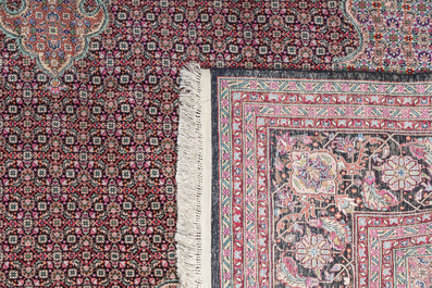 Een Perzisch Tabriz tapijt met floraal decor, wol, katoen en zijde 20ste eeuw