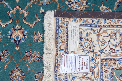 Een Perzisch Habibian Nain tapijt met floraal decor, wol, katoen en zijde, 20ste eeuw