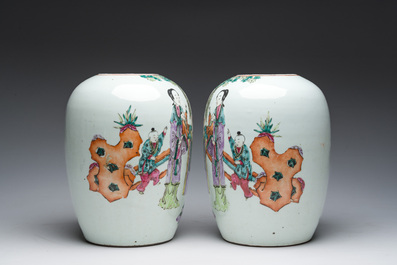 Paire de pots couverts en porcelaine de Chine qianjiang cai &agrave; d&eacute;cor de dames et d'enfants dans un jardin de palais, 19&egrave;me/20&egrave;me si&egrave;cle