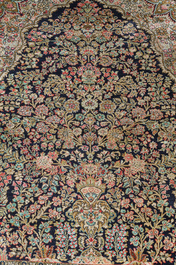 Twee Perzische Qom (Qum/Ghom) zijden tapijten met floraal decor, 20ste eeuw