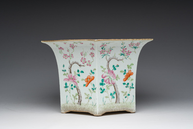 Jardini&egrave;re hexagonale en porcelaine de Chine famille rose &agrave; d&eacute;cor floral, 19&egrave;me si&egrave;cle