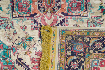 Een Perzisch zijden Tabriz tapijt met een Heriz decor, 20ste eeuw