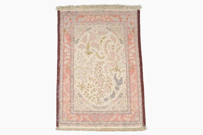 Een Perzisch Qom (Qum/Ghom) zijden tapijt met floraal decor, gesigneerd Mirmehdi, 20ste eeuw