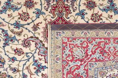 Een Perzisch Isfahan tapijt met floraal decor, wol en zijde op zijde, 20ste eeuw