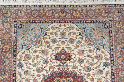 Een Perzisch Tabriz tapijt met floraal decor, wol op katoen, 20ste eeuw