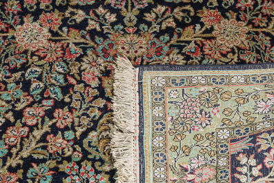 Twee Perzische Qom (Qum/Ghom) zijden tapijten met floraal decor, 20ste eeuw