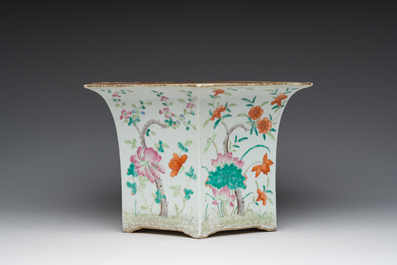 Jardini&egrave;re hexagonale en porcelaine de Chine famille rose &agrave; d&eacute;cor floral, 19&egrave;me si&egrave;cle