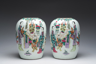 Paire de pots couverts en porcelaine de Chine qianjiang cai &agrave; d&eacute;cor de dames et d'enfants dans un jardin de palais, 19&egrave;me/20&egrave;me si&egrave;cle