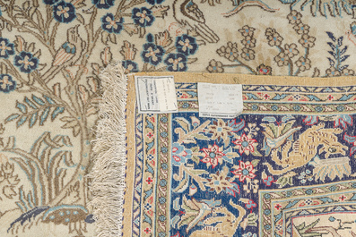 Een Perzisch Qom (Qum/Ghom) tapijt met floraal decor en dieren, wol op katoen, 20ste eeuw