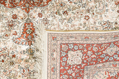 Een Turks zijden Hereke tapijt met floraal decor, 20ste eeuw