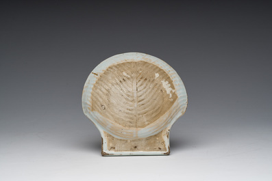 A Chinese famille verte shell-shaped coupe with floral design, Kangxi