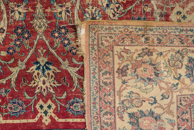 Een Perzisch Isfahan tapijt met floraal decor, wol op katoen, 20ste eeuw