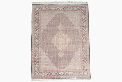 Een Perzisch Tabriz tapijt met floraal decor, wol, katoen en zijde 20ste eeuw