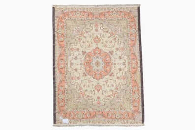 Een Perzisch Tabriz tapijt met floraal decor, wol, katoen en zijde 20ste eeuw