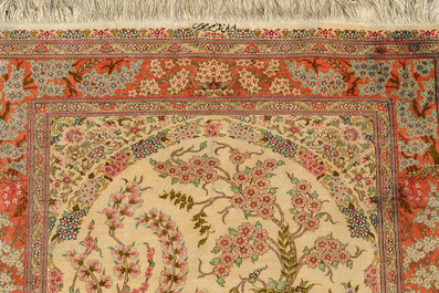 Een Perzisch Qom (Qum/Ghom) zijden tapijt met floraal decor, gesigneerd Mirmehdi, 20ste eeuw