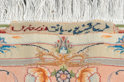 Een Perzisch Tabriz tapijt met floraal decor, gesigneerd Norozi, wol, katoen en zijde, 20ste eeuw