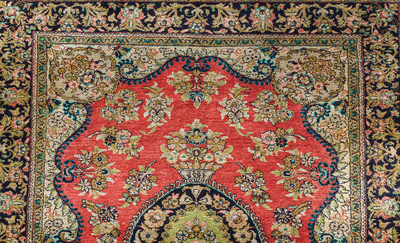 Twee Perzische Qom (Qum/Ghom) zijden tapijten met floraal decor, 20ste eeuw