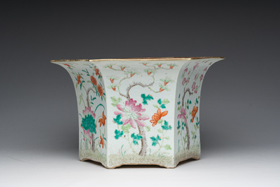Jardini&egrave;re hexagonale en porcelaine de Chine famille rose &agrave; d&eacute;cor floral, 19&egrave;me si&egrave;cle