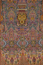 Een Perzisch Qom (Qum/Ghom) zijden tapijt met 'millefleurs' decor, 20ste eeuw