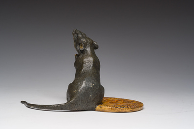 Franz Xaver Bergmann (1861-1936): Een Weense polychroom koud beschilderde bronzen groep van een muis met een biscuitkoekje, 19de/20ste eeuw