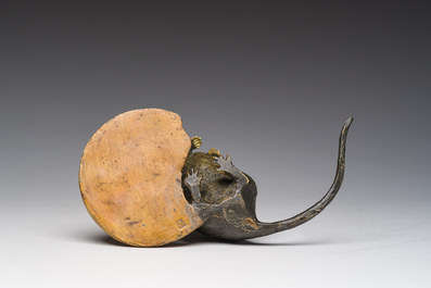 Franz Xaver Bergmann (1861-1936): Een Weense polychroom koud beschilderde bronzen groep van een muis met een biscuitkoekje, 19de/20ste eeuw