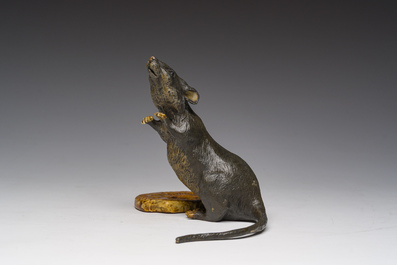 Franz Xaver Bergmann (1861-1936): Een Weense polychroom koud beschilderde bronzen groep van een muis met een biscuitkoekje, 19de/20ste eeuw