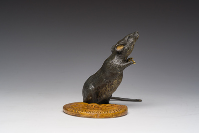 Franz Xaver Bergmann (1861-1936): Een Weense polychroom koud beschilderde bronzen groep van een muis met een biscuitkoekje, 19de/20ste eeuw