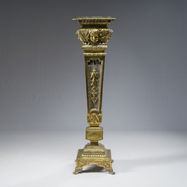 A French Historism metal and gilt brass stand with putti and acanthus leaves, 19th/20th C.
