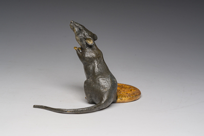 Franz Xaver Bergmann (1861-1936): Een Weense polychroom koud beschilderde bronzen groep van een muis met een biscuitkoekje, 19de/20ste eeuw