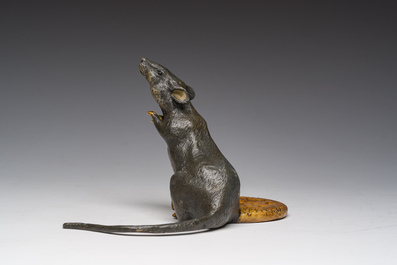 Franz Xaver Bergmann (1861-1936): Een Weense polychroom koud beschilderde bronzen groep van een muis met een biscuitkoekje, 19de/20ste eeuw
