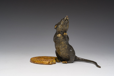 Franz Xaver Bergmann (1861-1936): Een Weense polychroom koud beschilderde bronzen groep van een muis met een biscuitkoekje, 19de/20ste eeuw