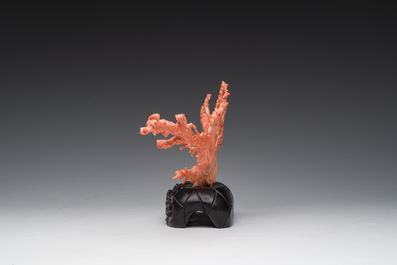A Chinese red coral group with ladies during a tea ceremony in a garden, 19th/20th C.